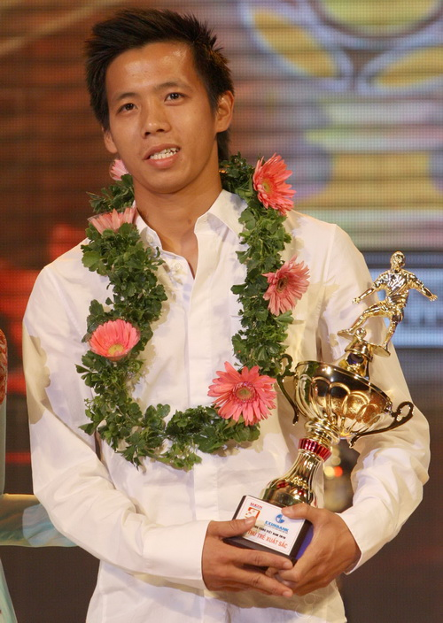 Những thành tích khi còn khoác áo U.19 Quốc gia và các giải trẻ đã giúp Văn Quyết nhận được giải thưởng Cầu thủ trẻ xuất sắc nhất năm 2010.